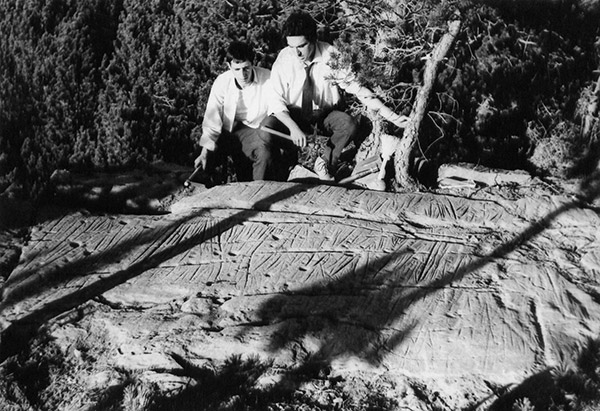 Descoberta dels gravats del roc de les Bruixes. Foto: Departament de Patrimoni Cultural